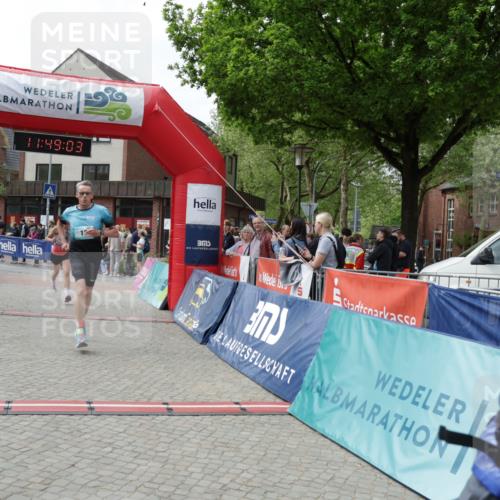 10.05.2026 - 8. Wedeler Halbmarathon Yannick Fuchs http://msf.ph/oto/9733311 10.05.2026 11:49:01 Ziel 12, 666, 811, 1017 meine-sportfotos.de