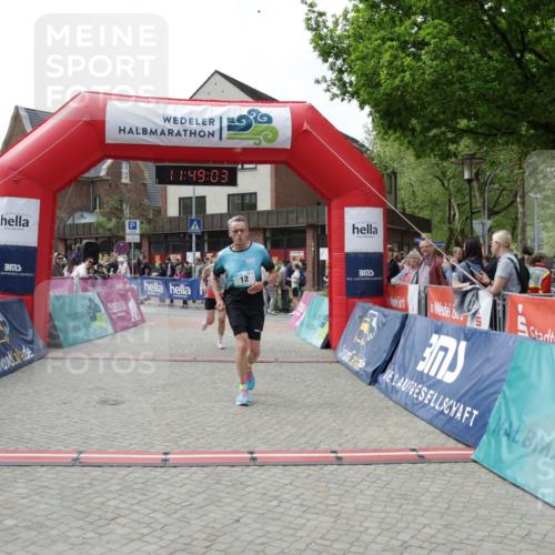 10.05.2026 - 8. Wedeler Halbmarathon Yannick Fuchs http://msf.ph/oto/9733313 10.05.2026 11:49:01 Ziel 12, 666, 811, 1017 meine-sportfotos.de