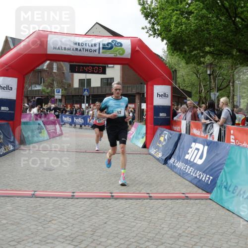10.05.2026 - 8. Wedeler Halbmarathon Yannick Fuchs http://msf.ph/oto/9733315 10.05.2026 11:49:01 Ziel 12, 666, 811, 1017 meine-sportfotos.de