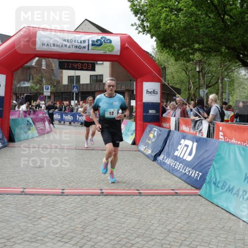 10.05.2026 - 8. Wedeler Halbmarathon Yannick Fuchs http://msf.ph/oto/9733317 10.05.2026 11:49:02 Ziel 12, 666, 811, 1017 meine-sportfotos.de