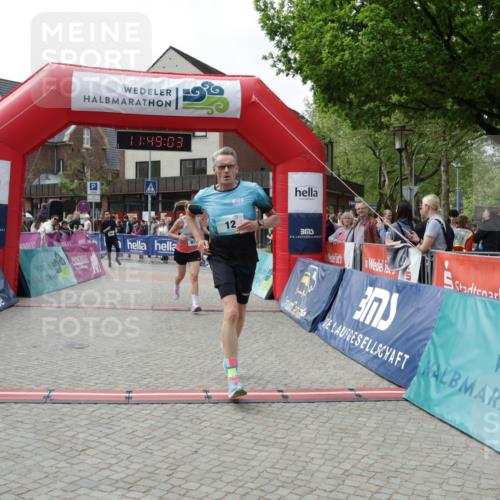 10.05.2026 - 8. Wedeler Halbmarathon Yannick Fuchs http://msf.ph/oto/9733319 10.05.2026 11:49:02 Ziel 12, 666, 811, 1017 meine-sportfotos.de