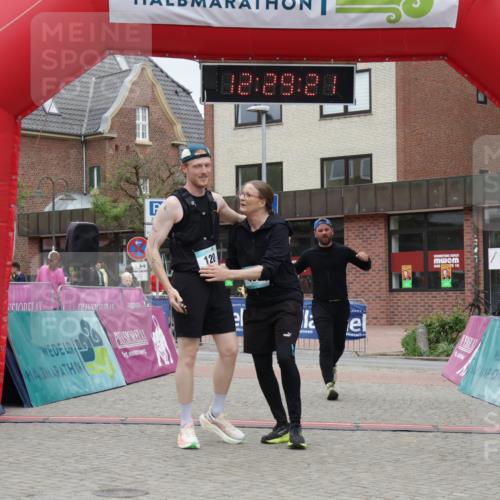 10.05.2026 - 8. Wedeler Halbmarathon Yannick Fuchs http://msf.ph/oto/9733338 10.05.2026 12:29:19 Ziel 120, 492, 2167 meine-sportfotos.de