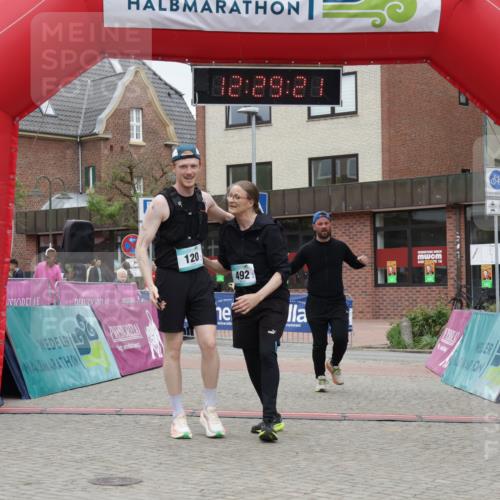 10.05.2026 - 8. Wedeler Halbmarathon Yannick Fuchs http://msf.ph/oto/9733340 10.05.2026 12:29:19 Ziel 120, 492, 2167 meine-sportfotos.de