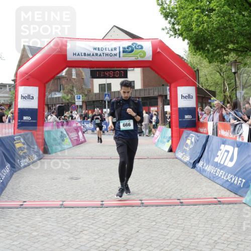 10.05.2026 - 8. Wedeler Halbmarathon Yannick Fuchs http://msf.ph/oto/9733343 10.05.2026 11:49:06 Ziel 12, 666, 811, 2002, 2004, 2078 meine-sportfotos.de