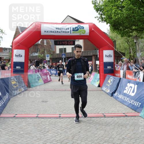 10.05.2026 - 8. Wedeler Halbmarathon Yannick Fuchs http://msf.ph/oto/9733346 10.05.2026 11:49:06 Ziel 12, 666, 811, 2002, 2004, 2078 meine-sportfotos.de