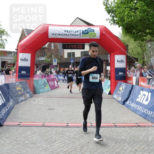 10.05.2026 - 8. Wedeler Halbmarathon Yannick Fuchs http://msf.ph/oto/9733349 10.05.2026 11:49:06 Ziel 12, 666, 811, 2002, 2004, 2078 meine-sportfotos.de