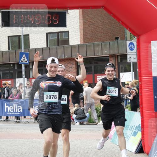 10.05.2026 - 8. Wedeler Halbmarathon Yannick Fuchs http://msf.ph/oto/9733352 10.05.2026 11:49:07 Ziel 666, 811, 2002, 2004, 2078 meine-sportfotos.de