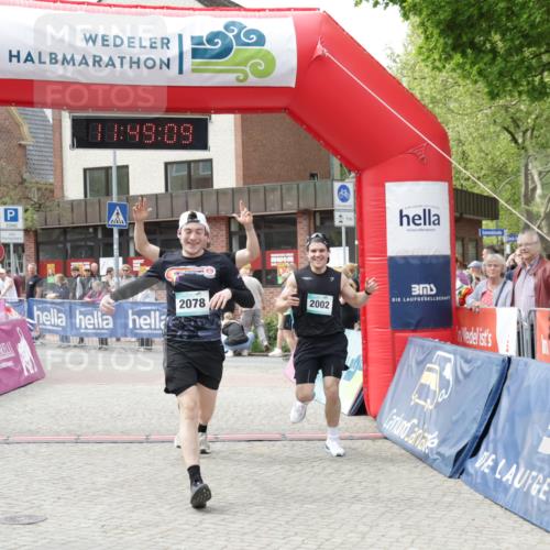 10.05.2026 - 8. Wedeler Halbmarathon Yannick Fuchs http://msf.ph/oto/9733355 10.05.2026 11:49:07 Ziel 666, 811, 2002, 2004, 2078 meine-sportfotos.de