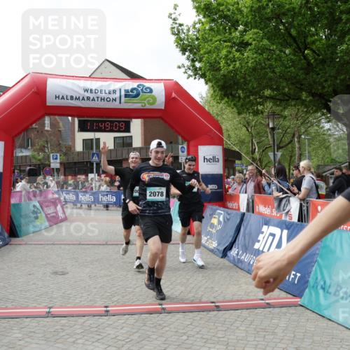 10.05.2026 - 8. Wedeler Halbmarathon Yannick Fuchs http://msf.ph/oto/9733361 10.05.2026 11:49:07 Ziel 666, 811, 2002, 2004, 2078 meine-sportfotos.de