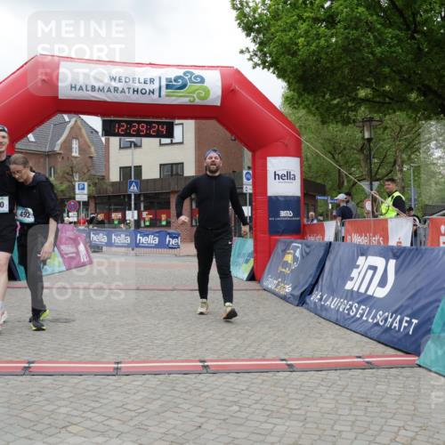 10.05.2026 - 8. Wedeler Halbmarathon Yannick Fuchs http://msf.ph/oto/9733362 10.05.2026 12:29:22 Ziel 2167 meine-sportfotos.de