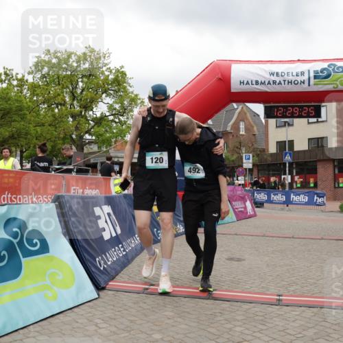 10.05.2026 - 8. Wedeler Halbmarathon Yannick Fuchs http://msf.ph/oto/9733370 10.05.2026 12:29:23 Ziel 2167 meine-sportfotos.de