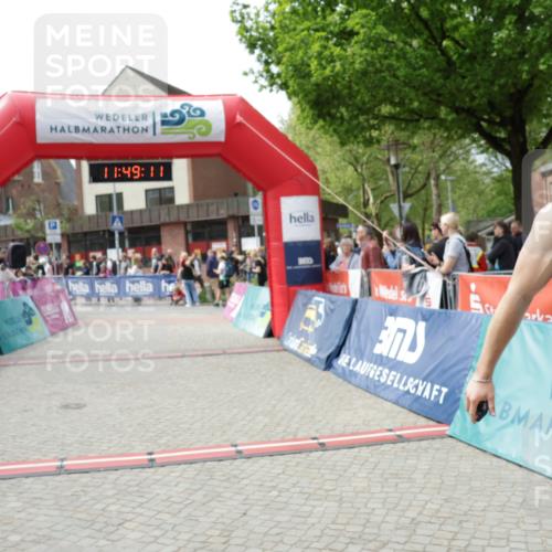 10.05.2026 - 8. Wedeler Halbmarathon Yannick Fuchs http://msf.ph/oto/9733388 10.05.2026 11:49:10 Ziel 666, 2002, 2004, 2078 meine-sportfotos.de