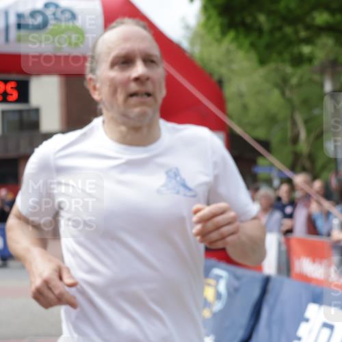 10.05.2026 - 8. Wedeler Halbmarathon Yannick Fuchs http://msf.ph/oto/9733426 10.05.2026 11:49:23 Ziel 188 meine-sportfotos.de