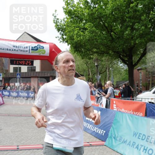 10.05.2026 - 8. Wedeler Halbmarathon Yannick Fuchs http://msf.ph/oto/9733427 10.05.2026 11:49:24 Ziel 62, 63, 188 meine-sportfotos.de