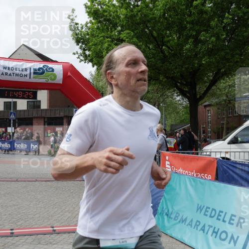 10.05.2026 - 8. Wedeler Halbmarathon Yannick Fuchs http://msf.ph/oto/9733429 10.05.2026 11:49:24 Ziel 62, 63, 188 meine-sportfotos.de