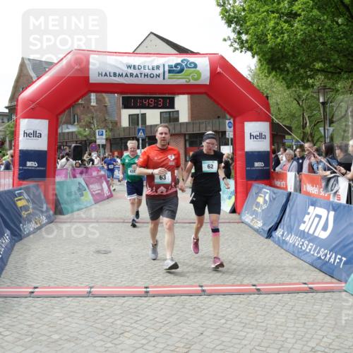 10.05.2026 - 8. Wedeler Halbmarathon Yannick Fuchs http://msf.ph/oto/9733464 10.05.2026 11:49:30 Ziel 62, 63, 432, 457 meine-sportfotos.de