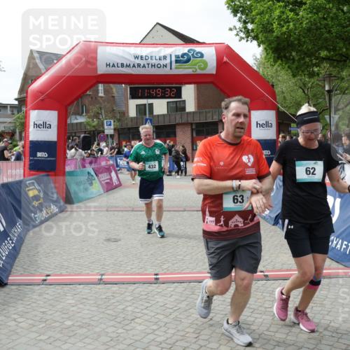 10.05.2026 - 8. Wedeler Halbmarathon Yannick Fuchs http://msf.ph/oto/9733475 10.05.2026 11:49:31 Ziel 62, 63, 432, 457 meine-sportfotos.de