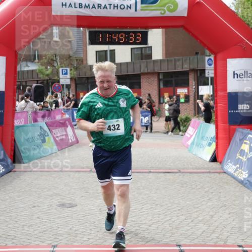 10.05.2026 - 8. Wedeler Halbmarathon Yannick Fuchs http://msf.ph/oto/9733477 10.05.2026 11:49:31 Ziel 62, 63, 432, 457 meine-sportfotos.de