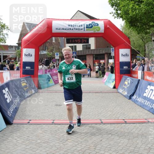 10.05.2026 - 8. Wedeler Halbmarathon Yannick Fuchs http://msf.ph/oto/9733481 10.05.2026 11:49:32 Ziel 62, 63, 432, 457 meine-sportfotos.de