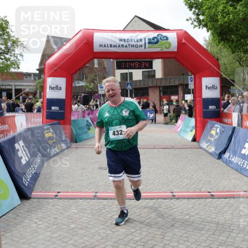 10.05.2026 - 8. Wedeler Halbmarathon Yannick Fuchs http://msf.ph/oto/9733484 10.05.2026 11:49:32 Ziel 62, 63, 432, 457 meine-sportfotos.de