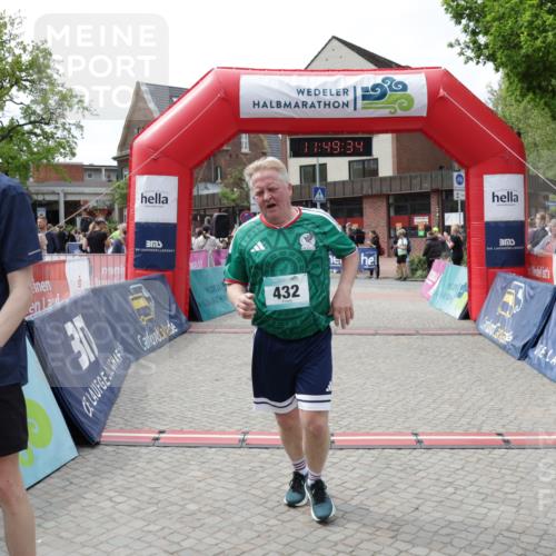 10.05.2026 - 8. Wedeler Halbmarathon Yannick Fuchs http://msf.ph/oto/9733486 10.05.2026 11:49:32 Ziel 62, 63, 432, 457 meine-sportfotos.de