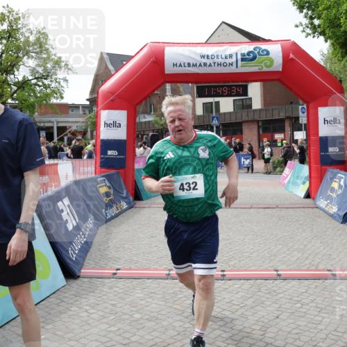 10.05.2026 - 8. Wedeler Halbmarathon Yannick Fuchs http://msf.ph/oto/9733488 10.05.2026 11:49:32 Ziel 62, 63, 432, 457 meine-sportfotos.de
