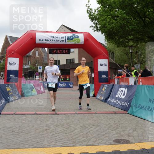10.05.2026 - 8. Wedeler Halbmarathon Yannick Fuchs http://msf.ph/oto/9733494 10.05.2026 12:30:31 Ziel 1, 2, 2062 meine-sportfotos.de