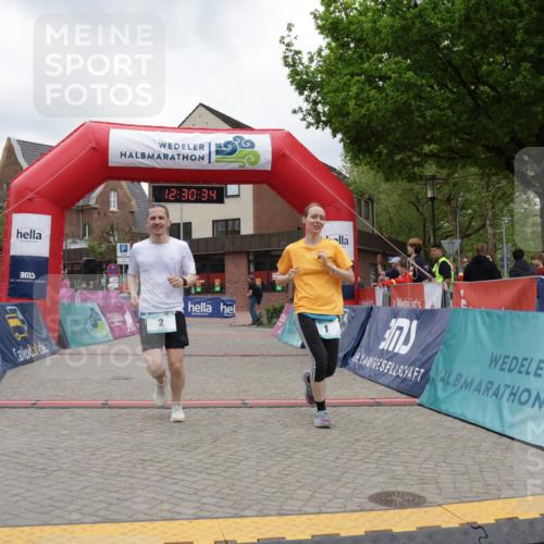 10.05.2026 - 8. Wedeler Halbmarathon Yannick Fuchs http://msf.ph/oto/9733495 10.05.2026 12:30:32 Ziel 1, 2, 2062 meine-sportfotos.de