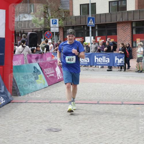 10.05.2026 - 8. Wedeler Halbmarathon Yannick Fuchs http://msf.ph/oto/9733496 10.05.2026 11:49:34 Ziel 62, 63, 432, 457 meine-sportfotos.de