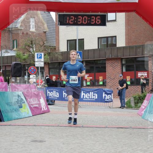 10.05.2026 - 8. Wedeler Halbmarathon Yannick Fuchs http://msf.ph/oto/9733499 10.05.2026 12:30:34 Ziel 1, 2, 2062 meine-sportfotos.de
