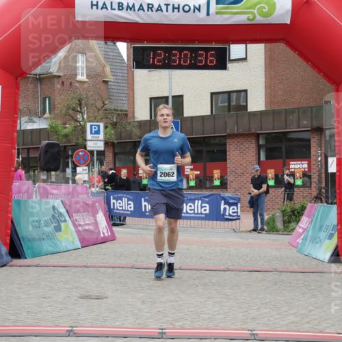 10.05.2026 - 8. Wedeler Halbmarathon Yannick Fuchs http://msf.ph/oto/9733502 10.05.2026 12:30:34 Ziel 1, 2, 2062 meine-sportfotos.de