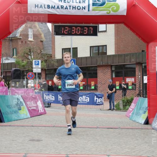 10.05.2026 - 8. Wedeler Halbmarathon Yannick Fuchs http://msf.ph/oto/9733503 10.05.2026 12:30:35 Ziel 1, 2, 2062 meine-sportfotos.de