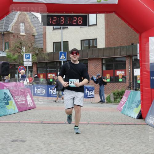 10.05.2026 - 8. Wedeler Halbmarathon Yannick Fuchs http://msf.ph/oto/9733525 10.05.2026 12:31:26 Ziel 2130 meine-sportfotos.de