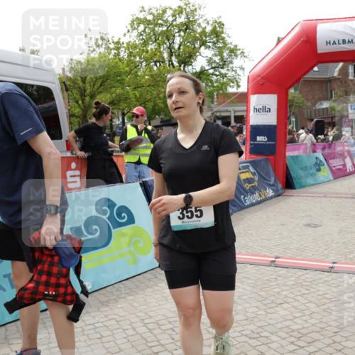 10.05.2026 - 8. Wedeler Halbmarathon Yannick Fuchs http://msf.ph/oto/9733567 10.05.2026 11:49:47 Ziel 355, 480, 736 meine-sportfotos.de