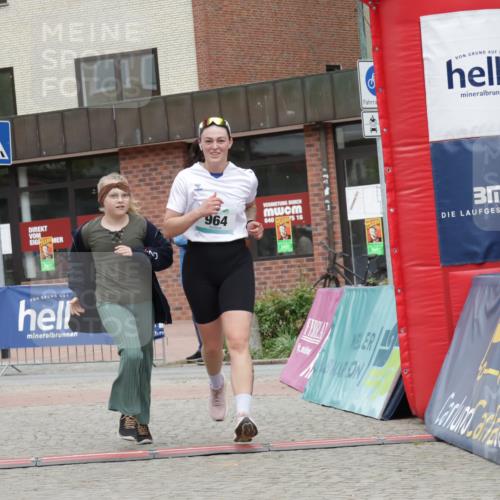 10.05.2026 - 8. Wedeler Halbmarathon Yannick Fuchs http://msf.ph/oto/9733579 10.05.2026 12:31:47 Ziel 964, 2153 meine-sportfotos.de
