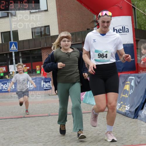 10.05.2026 - 8. Wedeler Halbmarathon Yannick Fuchs http://msf.ph/oto/9733595 10.05.2026 12:31:49 Ziel 465, 964, 2153 meine-sportfotos.de