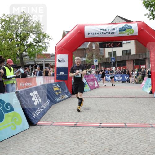 10.05.2026 - 8. Wedeler Halbmarathon Yannick Fuchs http://msf.ph/oto/9733705 10.05.2026 11:50:10 Ziel 182, 664, 665, 965 meine-sportfotos.de