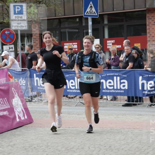 10.05.2026 - 8. Wedeler Halbmarathon Yannick Fuchs http://msf.ph/oto/9733708 10.05.2026 11:50:11 Ziel 664, 665, 965 meine-sportfotos.de