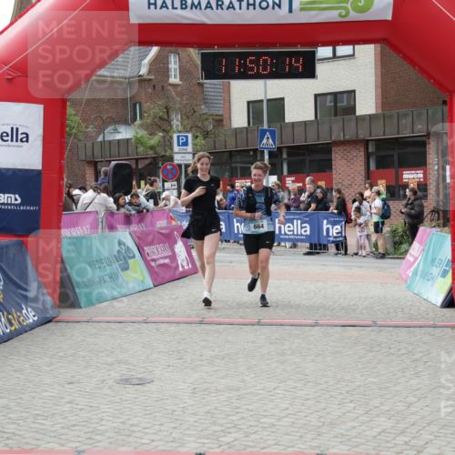 10.05.2026 - 8. Wedeler Halbmarathon Yannick Fuchs http://msf.ph/oto/9733718 10.05.2026 11:50:12 Ziel 664, 665, 965 meine-sportfotos.de