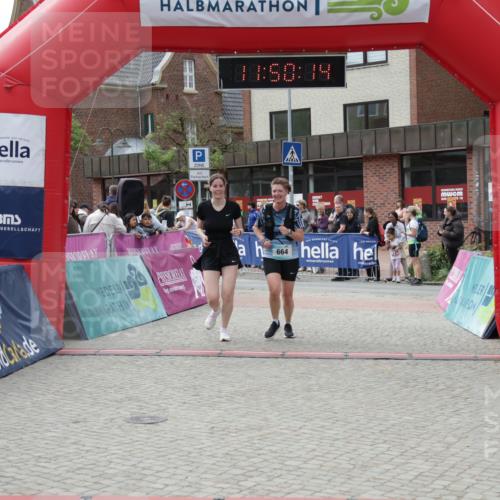 10.05.2026 - 8. Wedeler Halbmarathon Yannick Fuchs http://msf.ph/oto/9733720 10.05.2026 11:50:12 Ziel 664, 665, 965 meine-sportfotos.de