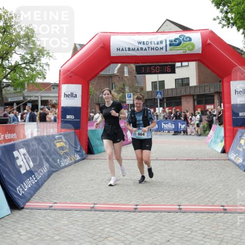 10.05.2026 - 8. Wedeler Halbmarathon Yannick Fuchs http://msf.ph/oto/9733739 10.05.2026 11:50:14 Ziel 664, 665, 965 meine-sportfotos.de
