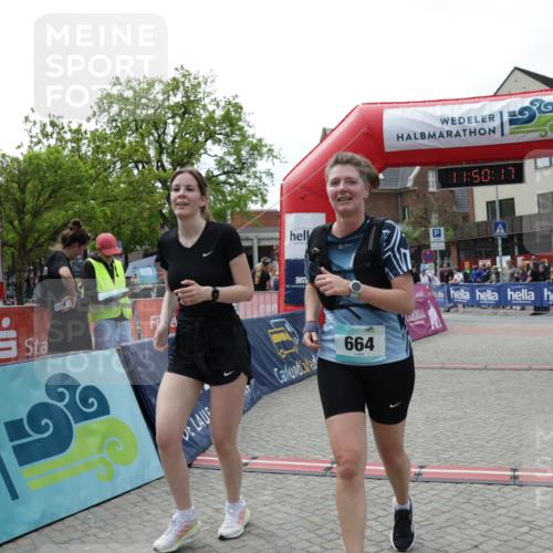 10.05.2026 - 8. Wedeler Halbmarathon Yannick Fuchs http://msf.ph/oto/9733758 10.05.2026 11:50:16 Ziel 130, 664, 665 meine-sportfotos.de