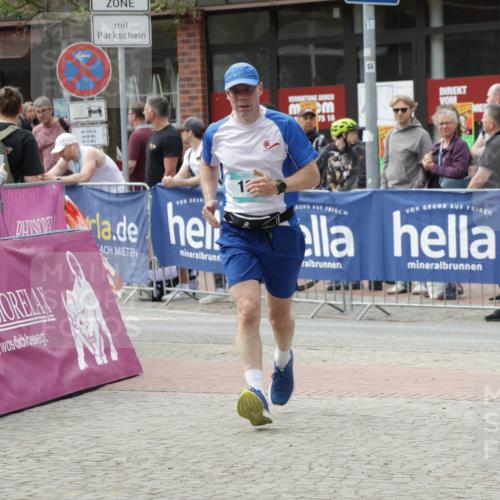 10.05.2026 - 8. Wedeler Halbmarathon Yannick Fuchs http://msf.ph/oto/9733763 10.05.2026 11:50:18 Ziel 130, 664, 665 meine-sportfotos.de