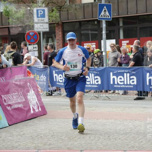 10.05.2026 - 8. Wedeler Halbmarathon Yannick Fuchs http://msf.ph/oto/9733767 10.05.2026 11:50:18 Ziel 130, 664, 665 meine-sportfotos.de