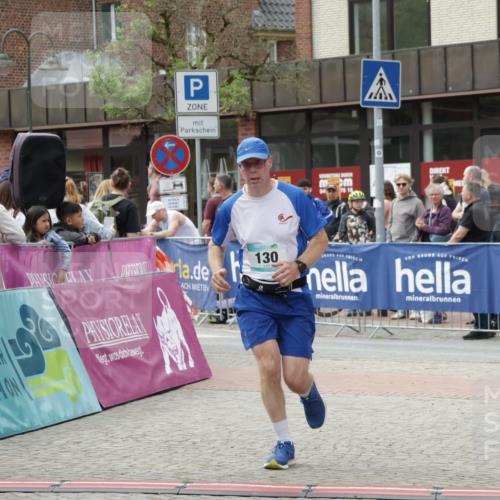 10.05.2026 - 8. Wedeler Halbmarathon Yannick Fuchs http://msf.ph/oto/9733768 10.05.2026 11:50:19 Ziel 130, 664, 665 meine-sportfotos.de
