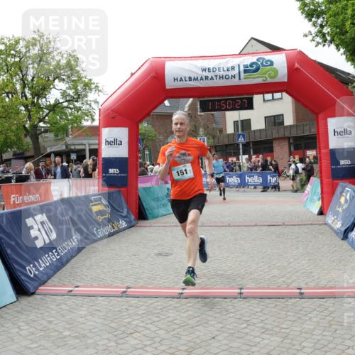 10.05.2026 - 8. Wedeler Halbmarathon Yannick Fuchs http://msf.ph/oto/9733812 10.05.2026 11:50:26 Ziel 151, 2037, 2179, 2207 meine-sportfotos.de