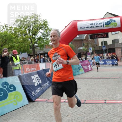 10.05.2026 - 8. Wedeler Halbmarathon Yannick Fuchs http://msf.ph/oto/9733818 10.05.2026 11:50:26 Ziel 151, 2037, 2179, 2207 meine-sportfotos.de
