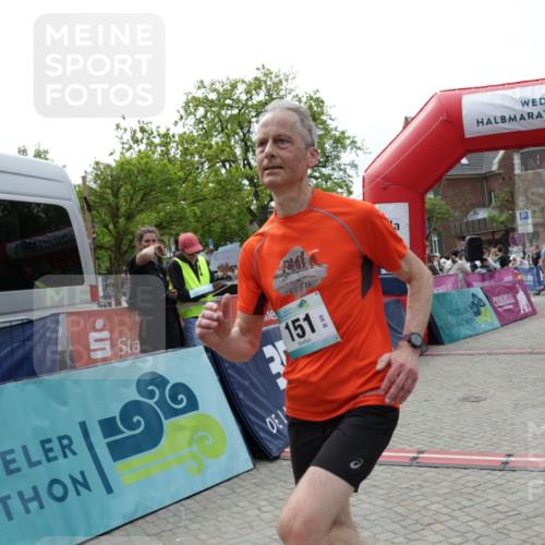 10.05.2026 - 8. Wedeler Halbmarathon Yannick Fuchs http://msf.ph/oto/9733820 10.05.2026 11:50:26 Ziel 151, 2037, 2179, 2207 meine-sportfotos.de