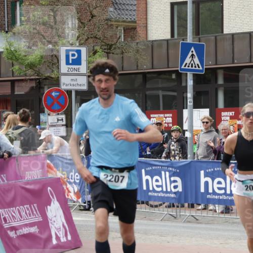 10.05.2026 - 8. Wedeler Halbmarathon Yannick Fuchs http://msf.ph/oto/9733824 10.05.2026 11:50:27 Ziel 151, 2037, 2179, 2207 meine-sportfotos.de