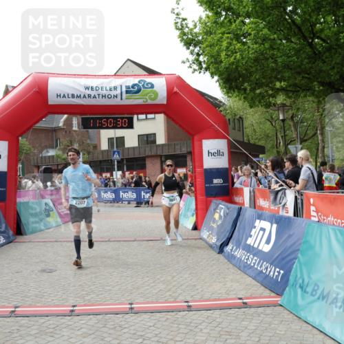 10.05.2026 - 8. Wedeler Halbmarathon Yannick Fuchs http://msf.ph/oto/9733833 10.05.2026 11:50:28 Ziel 151, 2037, 2179, 2207 meine-sportfotos.de